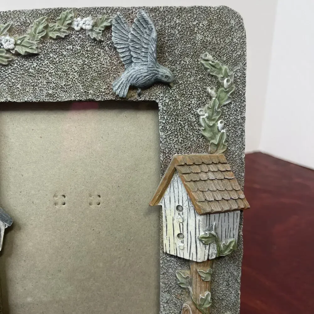 BIRDHOUSE THEMED RESIN HANDPAINTED 3D TABLE TOP PICTURE FRAME